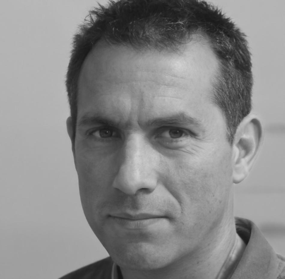 Portrait de Marc Dubois, Expert en Développement Commercial chez mintravixstudio